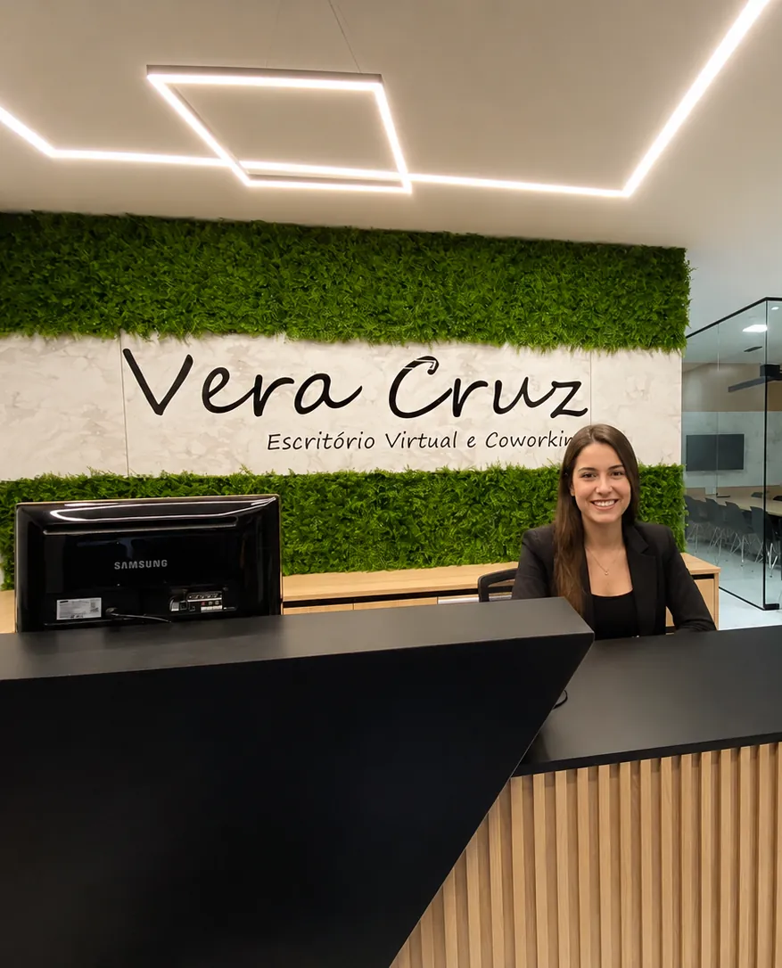 Recepção da Vera Cruz com atendente sorrindo