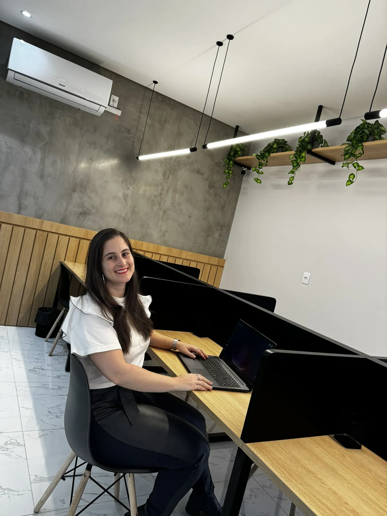 Espaço de coworking da Vera Cruz com estação de trabalho ocupada